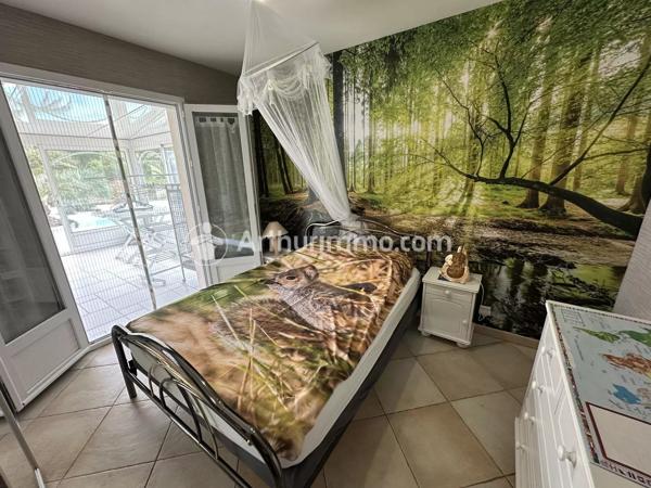 Vente                                                      Maison
                        
                     6 pièces                      198 m2                     à Mussidan