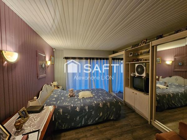 Belle maison de plain pied offrant un grand jardin de plus de 2000m²