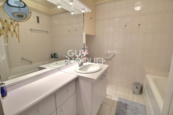 Chaville - Rive Droite : À vendre : Appartement traversant T5, parking, box et cave