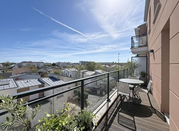 Appartement F4 à Meaux dans une résidence de 2015 - proche Pâtis et avenue Foch - 2 balcons et 2 places de parking en sous-sol - secteur calme - gare à 20 minutes à pied.