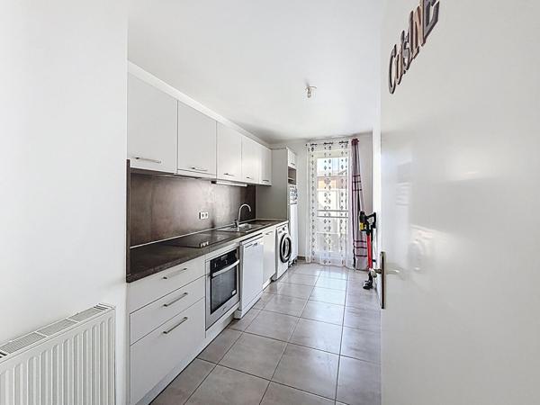 Appartement F4 à Meaux dans une résidence de 2015 - proche Pâtis et avenue Foch - 2 balcons et 2 places de parking en sous-sol - secteur calme - gare à 20 minutes à pied.