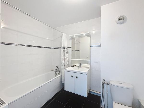 Appartement F4 à Meaux dans une résidence de 2015 - proche Pâtis et avenue Foch - 2 balcons et 2 places de parking en sous-sol - secteur calme - gare à 20 minutes à pied.