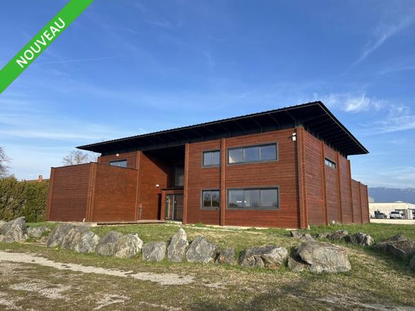 Immeuble de bureaux à vendre à Montélier avec vaste parking extérieur