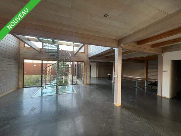 Immeuble de bureaux à vendre à Montélier avec vaste parking extérieur