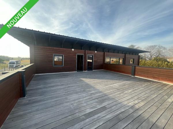 Immeuble de bureaux à vendre à Montélier avec vaste parking extérieur