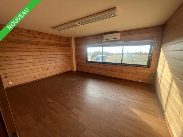 Immeuble de bureaux à vendre à Montélier avec vaste parking extérieur