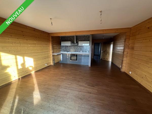 Immeuble de bureaux à vendre à Montélier avec vaste parking extérieur