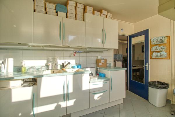 Grand F3 actuellement aménagé en cabinet dentaire