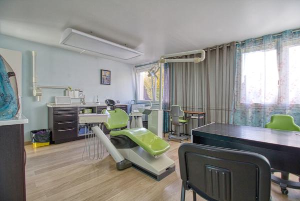 Grand F3 actuellement aménagé en cabinet dentaire