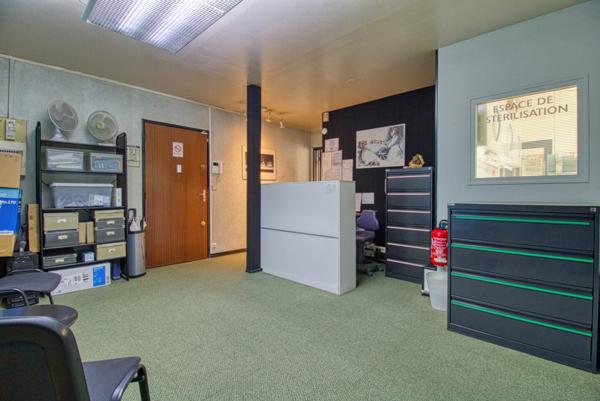 Grand F3 actuellement aménagé en cabinet dentaire