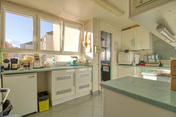 Grand F3 actuellement aménagé en cabinet dentaire