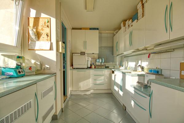 Grand F3 actuellement aménagé en cabinet dentaire