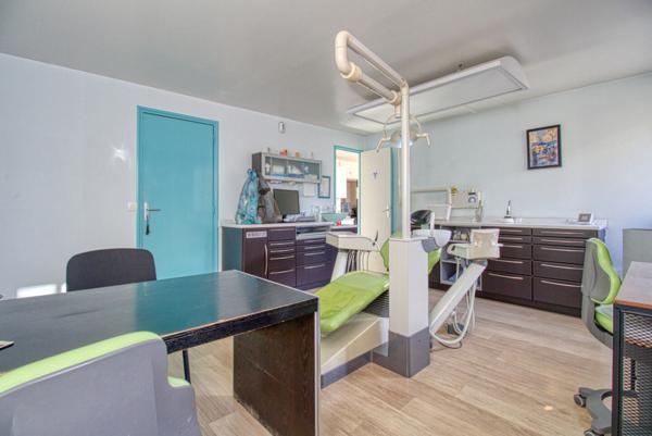 Grand F3 actuellement aménagé en cabinet dentaire