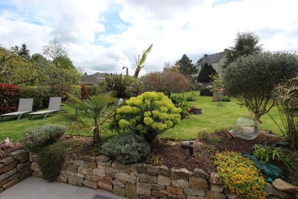 UNE JOLIE MAISON DES ANNÉES'50 & SON BEAU JARDIN, À KERVIR. -