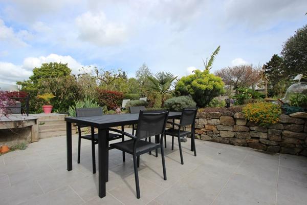 UNE JOLIE MAISON DES ANNÉES'50 & SON BEAU JARDIN, À KERVIR. -