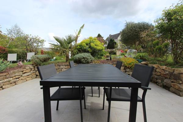 UNE JOLIE MAISON DES ANNÉES'50 & SON BEAU JARDIN, À KERVIR. -
