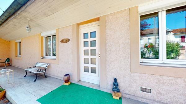 Maison de plain-pied à Louhans ? Beau terrain de plus de 1000 m² et dépendance