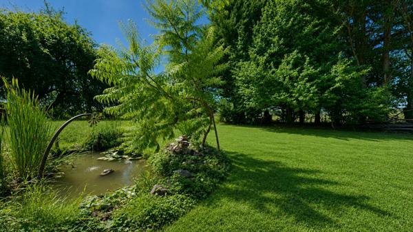 Maison de plain-pied à Louhans ? Beau terrain de plus de 1000 m² et dépendance