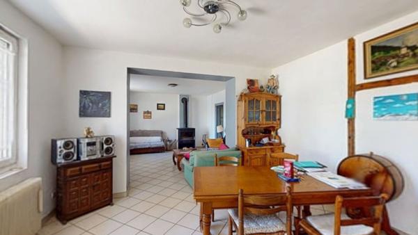 Maison de plain-pied à Louhans ? Beau terrain de plus de 1000 m² et dépendance