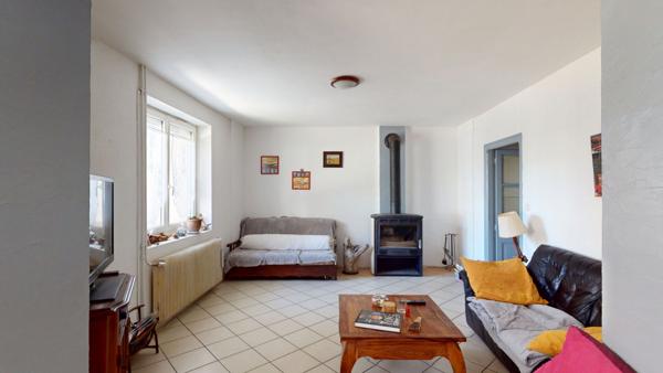 Maison de plain-pied à Louhans ? Beau terrain de plus de 1000 m² et dépendance