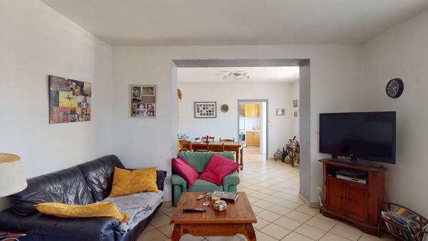 Maison de plain-pied à Louhans ? Beau terrain de plus de 1000 m² et dépendance
