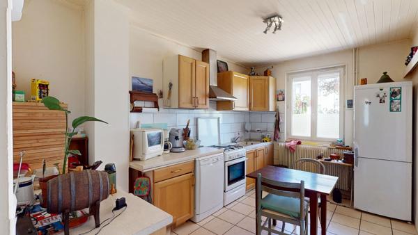 Maison de plain-pied à Louhans ? Beau terrain de plus de 1000 m² et dépendance