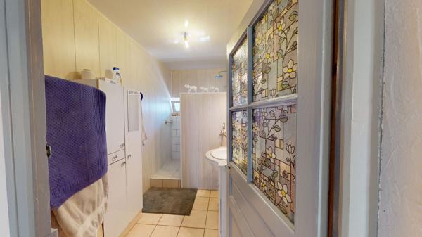 Maison de plain-pied à Louhans ? Beau terrain de plus de 1000 m² et dépendance