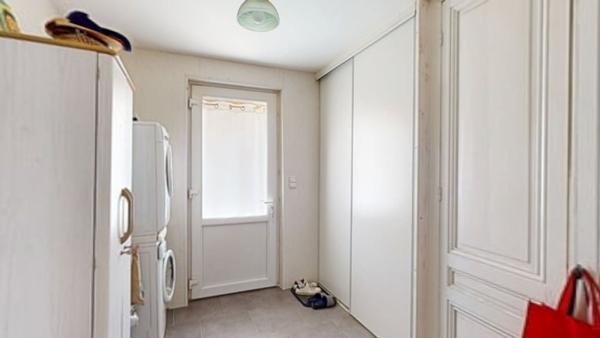 Maison de plain-pied à Louhans ? Beau terrain de plus de 1000 m² et dépendance