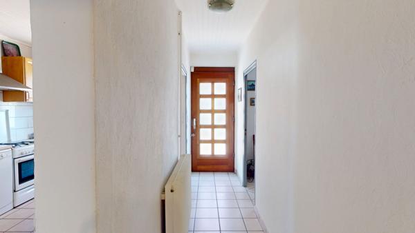 Maison de plain-pied à Louhans ? Beau terrain de plus de 1000 m² et dépendance
