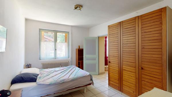 Maison de plain-pied à Louhans ? Beau terrain de plus de 1000 m² et dépendance