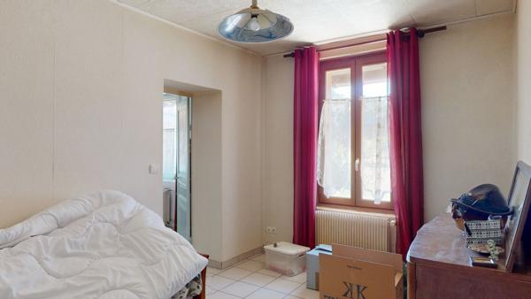 Maison de plain-pied à Louhans ? Beau terrain de plus de 1000 m² et dépendance