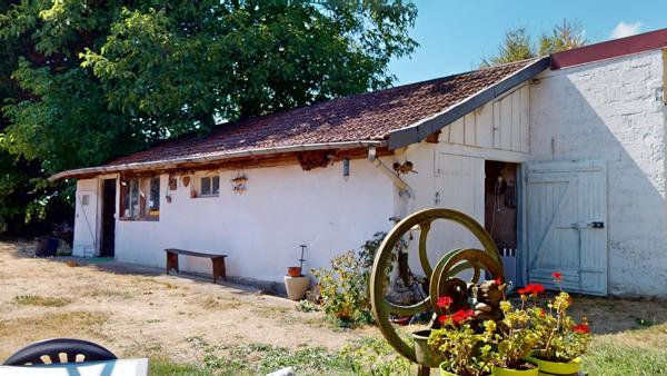 Maison de plain-pied à Louhans ? Beau terrain de plus de 1000 m² et dépendance