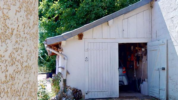 Maison de plain-pied à Louhans ? Beau terrain de plus de 1000 m² et dépendance
