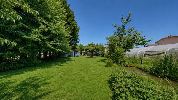 Maison de plain-pied à Louhans ? Beau terrain de plus de 1000 m² et dépendance