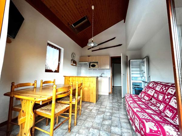 Appartement 3 pièces de 44M2 utile (35m2 carrez) OFFRANT une VUE DEGAGEE  avec GARAGE, place de PARKING PRIVATIVE et CAVE