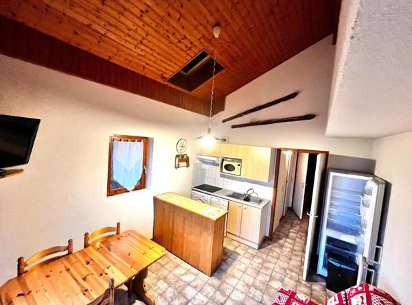 Appartement 3 pièces de 44M2 utile (35m2 carrez) OFFRANT une VUE DEGAGEE  avec GARAGE, place de PARKING PRIVATIVE et CAVE