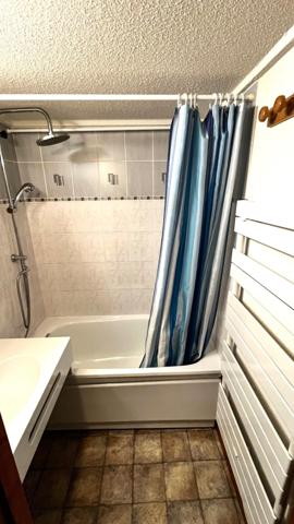 Appartement 3 pièces de 44M2 utile (35m2 carrez) OFFRANT une VUE DEGAGEE  avec GARAGE, place de PARKING PRIVATIVE et CAVE