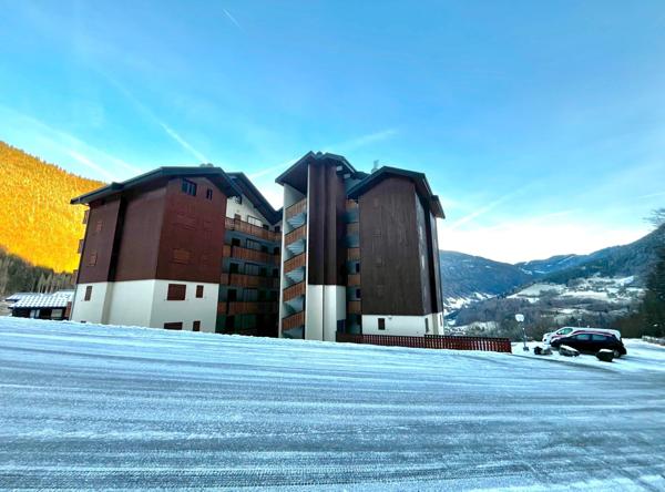 Appartement 3 pièces de 44M2 utile (35m2 carrez) OFFRANT une VUE DEGAGEE  avec GARAGE, place de PARKING PRIVATIVE et CAVE