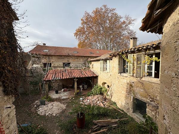 Ancien hôtel XVII siècle à rénover -Le Lubéron- 1000 m²-- 10000 m² De Terrain- Gros Volumes.