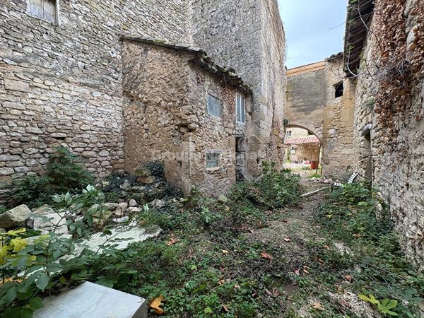 Ancien hôtel XVII siècle à rénover -Le Lubéron- 1000 m²-- 10000 m² De Terrain- Gros Volumes.