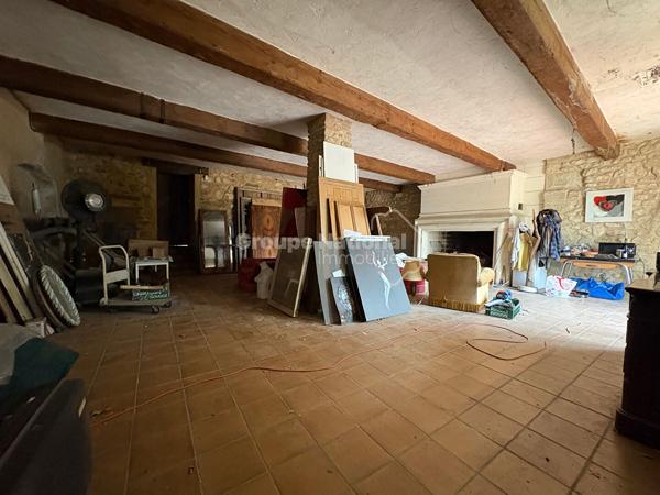 Ancien hôtel XVII siècle à rénover -Le Lubéron- 1000 m²-- 10000 m² De Terrain- Gros Volumes.