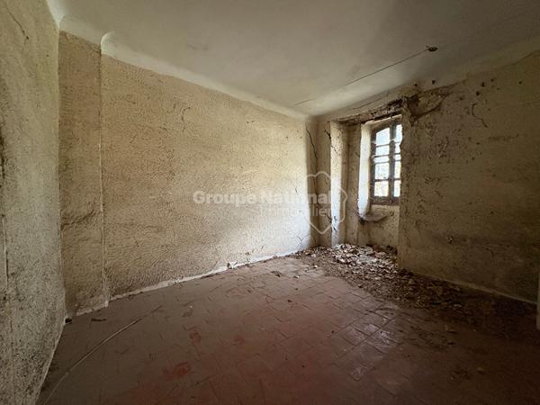 Ancien hôtel XVII siècle à rénover -Le Lubéron- 1000 m²-- 10000 m² De Terrain- Gros Volumes.