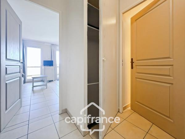 Domaine de Pont ROYAL entre CIEL & LUBERON appartement soigné de 40 m2 dernier étage vue panoramique avec terrasse secteur et piscine résidentiels