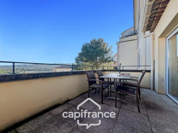 Domaine de Pont ROYAL entre CIEL & LUBERON appartement soigné de 40 m2 dernier étage vue panoramique avec terrasse secteur et piscine résidentiels