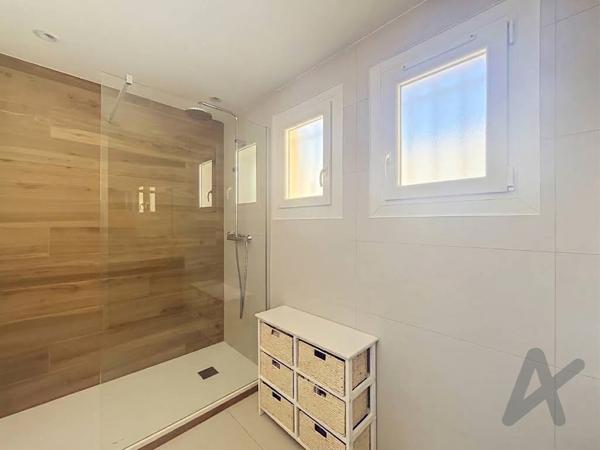 Appartement dans maison en petite copropriété grand garage privatif, terrasse et combles aménageables