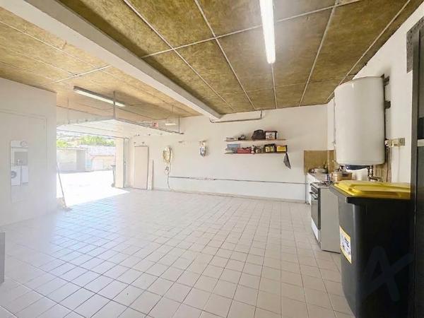 Appartement dans maison en petite copropriété grand garage privatif, terrasse et combles aménageables