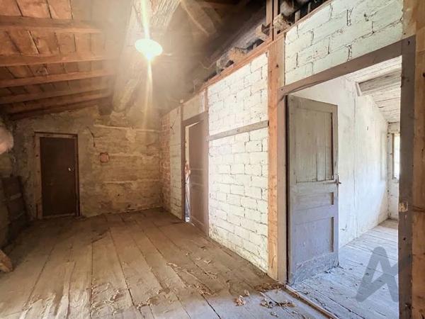 Appartement dans maison en petite copropriété grand garage privatif, terrasse et combles aménageables