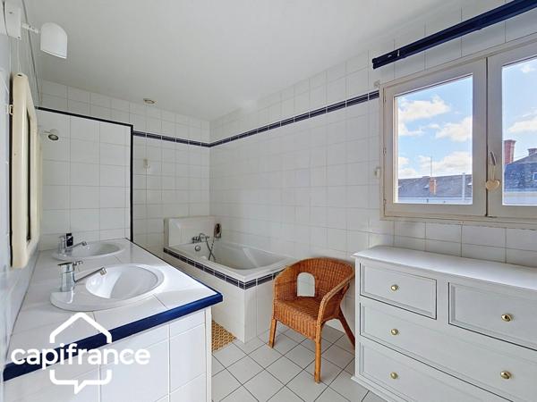 THOUARS Place Lavault- Appartement de 200 m2 -climatisation réversible- 5 chambres -Ascenseur privatif.