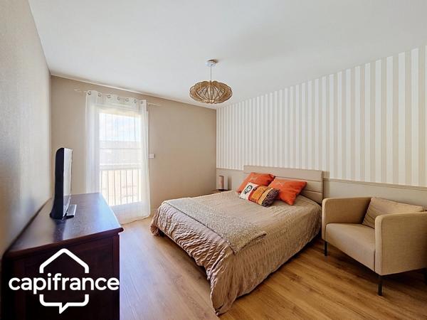 THOUARS Place Lavault- Appartement de 200 m2 -climatisation réversible- 5 chambres -Ascenseur privatif.