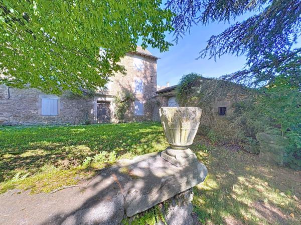 Ségur (12290) Magnifique propriété du 18éme siécle rénovée sur le domaine du Lévezou avec 6 chambres.